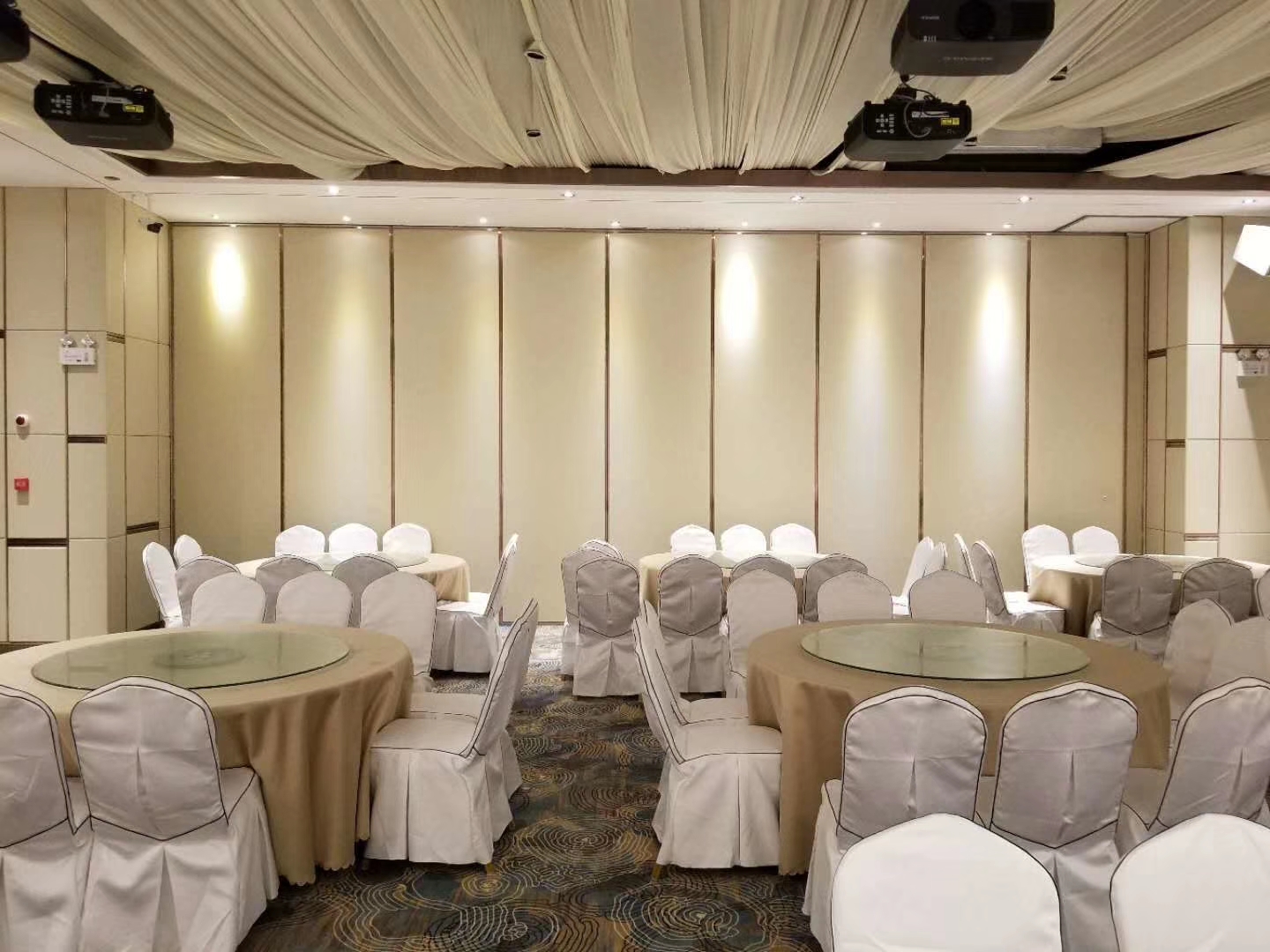 成都市温江科伦药业二楼宴会厅